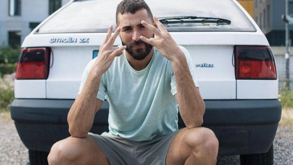 Карим Бензема е известен колекционер и в гаража му ще откриете какво ли не: от Lamboghini Urus до смайващото Bugatti Veyron. Но на централно място там се намира и един бял Citroen ZX от 1998 - първата кола, която футболистът си купил навремето, и към която изпитва топли чувства и днес. 
