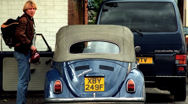 Когато става дума за футболисти, които не са обсебени от парите и блясъка, задължително трябва да споменем и Юрген Клинсман. Когато бе на върха на славата, като световен шампион и ас на "Тотнъм", Клинси притежаваше само един автомобил - стар Volkswagen костенурка. 
