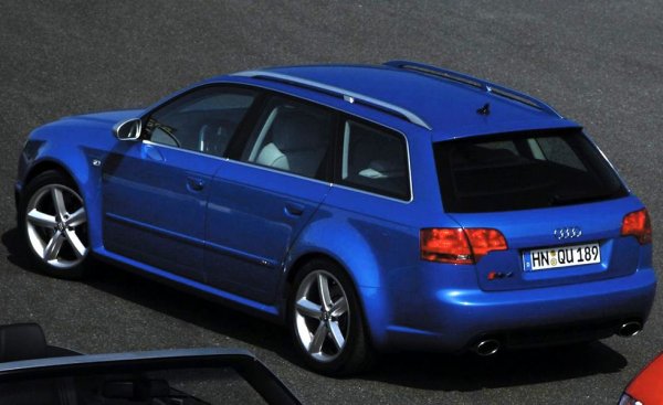 Традицията Avant продължава и с комбито от В7 поколението, което има същия атмосферен "осмак" като седана и кабриолета, който се появява година по-късно.