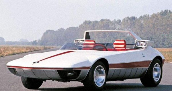 През 70-те години на миналия век се появиха клиновидни суперкори с лъскави, нископрофилни предници, които трябваше да преместват въздуха по-ефективно, а фаровете често се появяваха като изскачащи прозорци. Компанията Autobianchi, или по-скоро легендарният дизайнер Марело Гандини, използваха различен подход, като преместиха фаровете зад шофьора.  Излишно е да се уточнява, че така светлината силно пречеше на водача и пътника. В крайна сметка, Autobianchi отхвърли концепцията A112, оставяйки един-единствен прототип. 