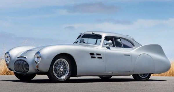 Изумително красивият, но причудлив Cisitalia CMM от 1946 г. е резултат от сътрудничеството между неизвестния италиански автомобилен производител Cisitalia, който предоставя шасито, и производителя на каросерии Vignale, който създаде опростена,  но леко странна каросерия. Моделът е създаден за участие в легендарното състезание &bdquo;Mille Miglia&ldquo;. 