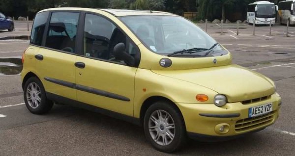 Възхваляван за иновативното си оформление, Fiat Multipla спечели титлата &bdquo;Автомобил на годината&ldquo;, но въпреки това неизменно е начело в класациите за &bdquo;Най-грозен автомобил в света&ldquo;. Факт е, че трудно може да се намери извинение за предната му част, особено в нейния профил. Въпреки, че е осмиван заради външния си вид, който е сравняван с патешки клюн, Multipla е технологичен пробив в своя сегмент.