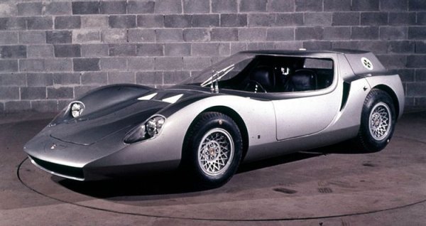 Моделът Scarabeo споделя едно и също шаси с Alfa Romeo Tipo 33. Но вместо красивите извивки на Tipo 33, Scarabeo предлага странна смесица от предна част на спортна кола и задната част на микробус. Заради многото проблеми с качеството този автомобил беше наречен &bdquo;склад за резервни части&ldquo;.