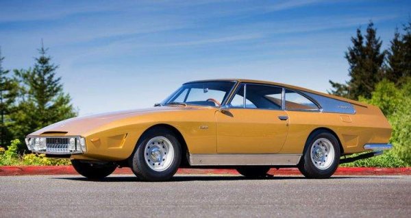 Класическите модели на Ferrari са страхотни, но това не важи за 330 GT Navarro Special. Медиите в Италия го нарекоха &bdquo;уникален пример за автомобилно богохулство&ldquo;, а неговият дизайн е дело на Пиер Дрого. Технически, това е чисто Ferrari с 4,0-литров V12 двигател Colombo, който произвежда 300 к.с. и позволява развиване на максимална скорост от 240 км/ч. 
