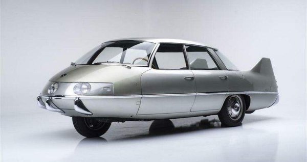 Ателието Pininfarina, което е едно от най-уважаваните в света на автомобилния дизайн, реши да създаде странна трапецовидна констукция вместо обичайна кола. Еднолитровият двигател на Fiat е монтиран отстрани и задвижва дясното задно колело. Компанията твърди, че Model X е бил направен само за изследователски цели. 