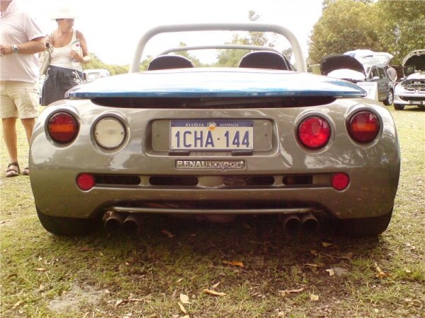 Общото тегло на Renault Sport Spider е едва 930 кг.