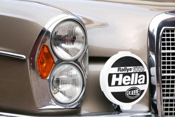 Mercedes-Benz 300 SEL 6.3. Автомобилът е възстановен от тунинг студиото Vath 