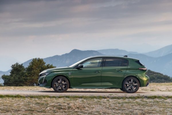 Продажбите се падат най-вече на последни бройки от предишното поколение, които се продаваха с доста добри отстъпки през 2021. Новата генерация, доста по-впечатляваща като дизайн, тепърва ще набира темпо. 
