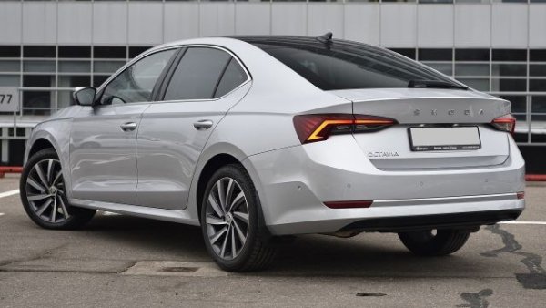 От дълги години Octavia се прави напук на традиционните сегменти. Актуалното й четвърто поколение е дълго 4.69 см - повече от някои модели в по-горния D клас. Но ширината й е като за С-сегмент, а платформата й е от VW Golf, така че запазваме мястото й. Тук са включени 18 бройки от спортната версия Octavia RS, и 16 екземпляра от повдигнатата и по-проходима Octavia Scout.
