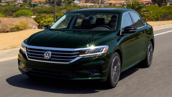 В последните петнайсет години Passat е неизменно вторият най-популярен модел на пазара втора ръка в България (след Golf). Но на Запад неговата седан версия привличаше все по-малко клиенти напоследък, а и не успя да направи очаквания пробив в Северна Америка. Затова сега VW ще спре производството й, оставяйки Passat единствено като комби. Мераклиите за VW седан ще трябва да се задоволят с Arteon. 
