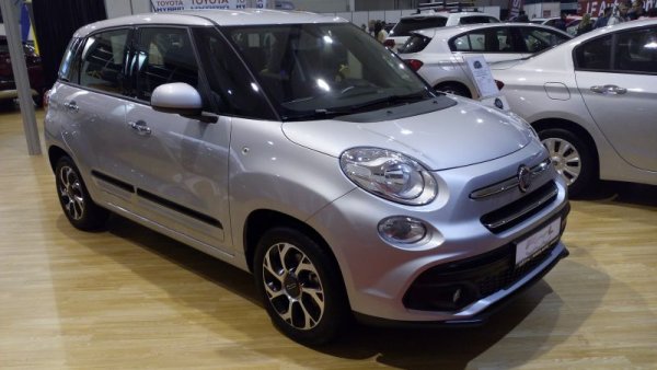 Плод на злополучната идея да се създаде миниван от платформата на Fiat Grande Punto, този автомобил не беше сред отличниците нито като пътно поведение, нито като надеждност. В последните години производството в сръбския завод в Крагуевац бе почти символично, а сега окончателно спира. 500L ще остане на пазара, само докато (или ако) оставащите складови бройки бъдат пласирани. А сръбският завод на Fiat започва двугодишна подготовка за преминаване към електромобили, след като президентът Александър Вучич плати близо 50 милиона евро на Fiat да не го закрива.
