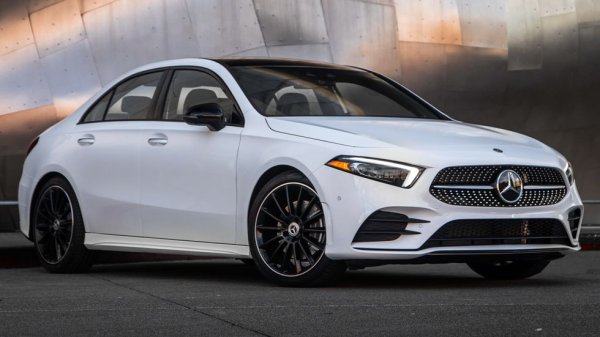 Все още става дума само за седана, и то само за северноамериканския пазар. В Европа А-класата е бестселърът на Mercedes и ще остане на пазара до края на 2024. Но след това и тя, и B-Class изчезват завинаги, жертва на стремежа на новия шеф Ола Калениус да вдигне още повече маржа на печалба. От 2025 нататък единствените по-компактни модели на Mercedes ще са CLA и GLA.
