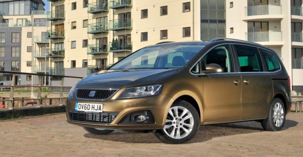 Още един от осъдените на смърт миниванове - Seat вече спря да приема поръчки за него, пренасочвайки нуждаещите се от повече пространство към кросоувъра Tarraco. Заводът в Палмела все още сглобява последните бройки от Alhambra, за да изпълни забавени заради кризата с чиповете поръчки. Но това ще приключи окончателно след Нова година. Любопитното е, че все още се приемат поръчки за близнака на Alhambra - VW Sharan, който се прави в същия завод. Но и него го чака същата съдба през 2023. 
