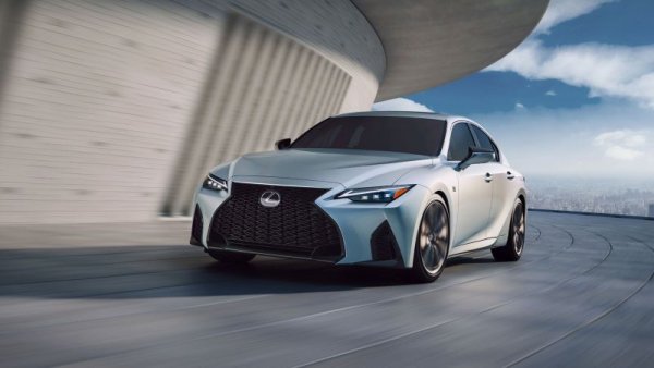 Докато Toyota в последните години увеличи значително пазарния си дял в Европа, нейната премиум марка така и не проби на Стария континент. Сега японците свиват предлагането само до доходните си SUV модели. Малкият хечбек CT вече напусна пазара, а от 2023 спира предлагането и на IS. 
