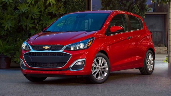 Парадоксално е, но новите стандарти за вредни емисии всъщност са на път да заличат най-икономичните автомобили на пазара - градските модели от А сегмента. Причината е, че покриването на стандартите изисква добавянето на скъпи технологии и вдига цената на най-малките автомобили до нива, при които никой не би си ги купил. Spark, далечен потомък на някогашното Daewoo Matiz, е просто поредният модел в сегмента, който развява бялото знаме. 
