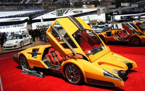 Още преди 10 години писахме, че това е най-ужасната кола в историята на човечеството. И е вярно. Изобщо няма място в авто сайтовете. На страниците на патолозите? Може би. Някъде в портала за изроди - също. Но всеки трябва да види ТОВА, така че наберете сила и издишайте, преди да разгледате снимките ...

