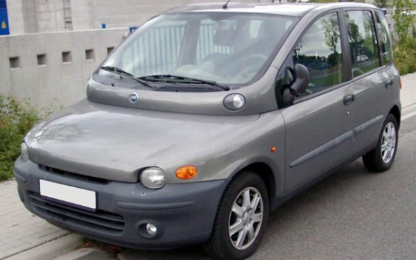 Тази кола е включена в класацията на най-грозните автомобили през последните 50 години. Оригиналност обаче не ѝ липсва &ndash; колкото странна е, толкова е и грозна. И е безумно скъпо, ако говорим за стъклото. Освен това става дума за абсолютно (!) всички стъкла, както странични, така и предно стъкло. Купуването му е не само скъпо.