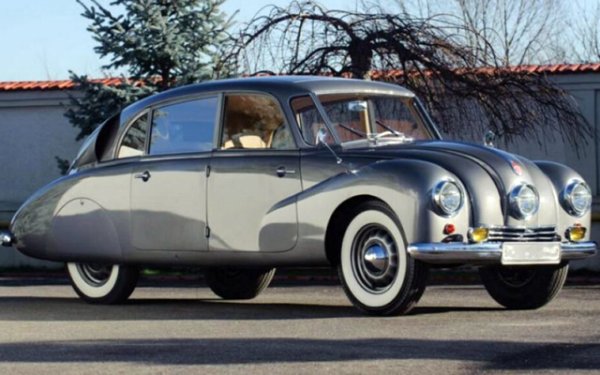 Моделът от средата на 30-те години на миналия век е рядък и колекционерски сам по себе си. Но в допълнение към историческата стойност, той се отличава с необичаен дизайн на ветроупорното стъкло. Всъщност то се състои от 3 секции и затова е голям късмет да намерите оригинални стъкла за Tatra 87.
