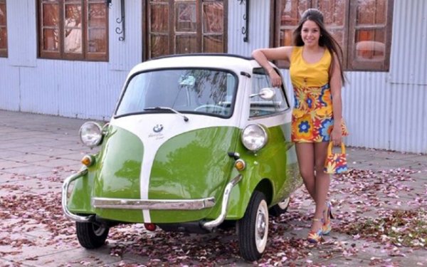 Този миниавтомобил от BMW е произведен през 50-те години на миналия век. Външно прилича на яйце на колела, а основната характеристика на BMW Isetta 300 е, че има само една врата (вместо преден капак). Съответно кабината има и предно стъкло, монтирано в същата врата.