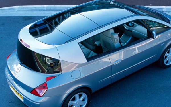 Може би един от най-необичайните миниванове има и много сложно задно стъкло. Между другото, в случай на повреда, купуването му е задача за Супермен. Е, или трябва да отделите хиляда (или повече) хиляди евро и това е, ако имате късмет, защото намирането не е никак лесно.