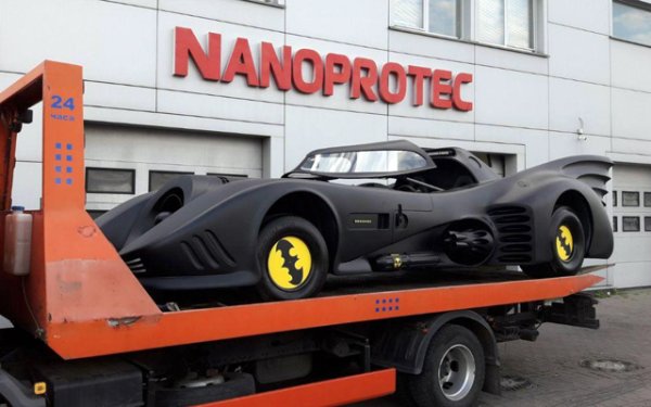 По-конкретно, този Батмобил е произведен в Украйна и отиде до Монако, където се подвизава и до момента. Не знаем как е направено предното стъкло, но очевидно не може да се купи от пазара. По-скоро е по-лесно, ако се счупи, да се премахне.
