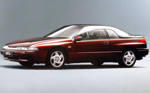 Рядката и необичайна спортна кола на Subaru се смяташе за много футуристична през 90-те години. Въпреки това, дори сега е много трудно да се купи такава кола. В допълнение към традиционния за Subaru боксер двигател, моделът Subaru SVX се отличава с много необичайни странични прозорци, което изненадва и привлича вниманието до днес.