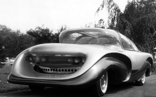 Ако досега сте се адаптирали към есента и ви се спи, ние ще ви събудим. Пред вас е нещо, направено от ръцете на свещеник! Да, да, Попът вярва, че Висшата сила ще създаде кола с неговите ръце... За щастие, колата съществува в един екземпляр. Дори не можем да си представим къде могат да се намерят части за нея.
