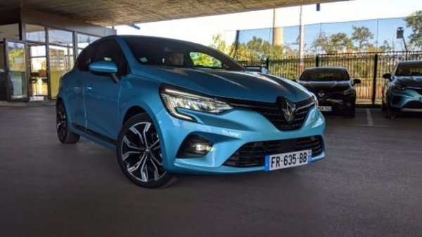 Френската марка също бе засегната от кризата с микрочиповете, но все пак се справи по-добре с доставките за България и запази второто си място опреди година. 

Пазарен дял: 10.4%
Най-продаван модел: Clio - 1016
През 2020: 3189 регистрации
