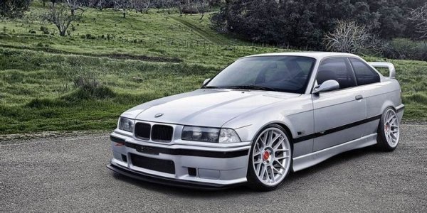 Лесно можете да доведе този автомобил до нивото на M3, като това ще ви струва около 3000 долара (толкова излиза двигателят). С няколко промени по каросерията получавате един наистина забележителен автомобил, който изглежда агресивно и зашеметяващо.
