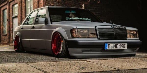 Този Mercedes е един от най-добре изглеждащите автомобили от края на 80-те и началото на 90-те години, като може да се модифицира и да се превърне в истинска ракета. Моделът 190 се намира на пазара в отлично състояние за окоо 6000 долара.
