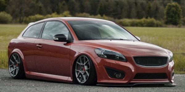 C30 е идеалният автомобил за модификация, ако изберете модела с турбомотор. На пазара има страхотни предложения с 2,5-литров двигател за около 10 000 долара, като най-доброто при този модел е, че получавате значителна мощост. 
