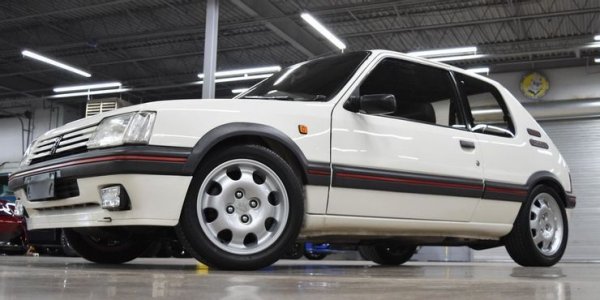 Това Peugeot е икона и е част от страхотното семейство на горещите хечбеци от 80-те години. Тази кола беше невероятно забавна за шофиране, когато се пояи на пазара, но сама "моли" да бъде  модифицирана в още по-груба версия.
