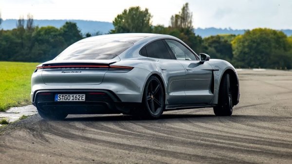 Не се заблуждавайте от името - Taycan Turbo S всъщност няма турбо, но това не му пречи да бъде най-бързото електрическо Porsche. Той отстъпва с малко на братчето си 911 Turbo S, но вероятно с времето това ще се промени. Тежащият 2,4 тона електромобил вдига 60 мили от място за 2,4 секунди, а покоряването на 1/4-миля отнема 10,2 секунди.