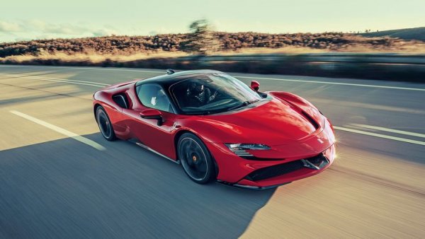 Новият топ-модел на Ferrari - SF90, е хибридна суперкола, чийто V8 двигател е сериозно подобрен от инженерите на марката. Те са включили и хибридна технология, като благодарение на нея 4,0-литровият туин-турбо двигател получава помощ от 3 електромотора. Мощността на задвижващата система е 986 к.с., като това помага за ускорение от 0 до 60 мили за 2,5 секунди и за преодоляване на 1/4-миля за 9,6 секунди.
