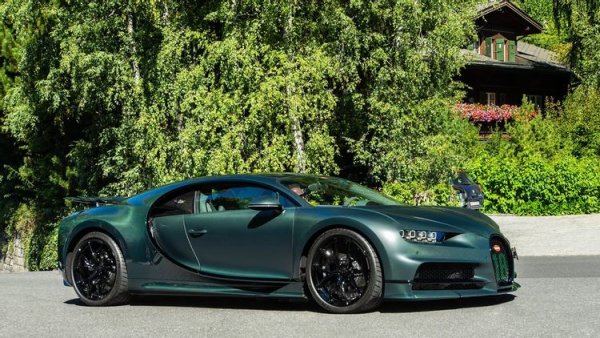 Bugatti Chiron Sport е олекотена версия на стандартния Chiron, струваща с около 40 000 долара повече. Задвижването на двата модела е еднакво, а разликата е в отнетите 40 кг от теглото и подобрените настройки на управление. Изумителният 8.0-литров W16 с 4 турбини развива 1500 к.с., но на пистата се отличава от базовия модел, като вдига 60 мили (97 км/ч) от място за 2,4 секунди и изминава 1/4-миля за 9,4 секунди.