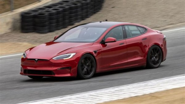 На външен вид Model S Plaid изглежда като обикновена Tesla, особено ако не знаете на какво е способна тази кола. Тя е оборудвана със задвижващата система, развиваща съвкупна мощност от 1020 к.с., което я прави най-бързия сериен автомобил на планетата с 5 места. Тази версия вдига 60 мили в час от място за 2,0 секунди и изминава 402 метра за 9,34 секунди.