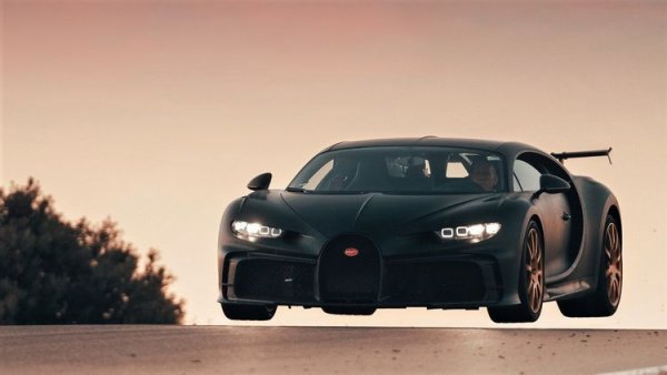 Версията Chiron Pur Sport е всичко, което бихте очаквали от най-доброто Bugatti, струващо 2,6 млн евро. Огромният 8,0-литров W16 с 4 турбокомпресора, голямото задно крило и новата изпускателна система осигуряват ускорение от 0 до 60 мили за по-малко от 2,3 секунди и 1/4-миля за 9,3 секунди. От този модел ще бъдат произведени само 60 бройки.