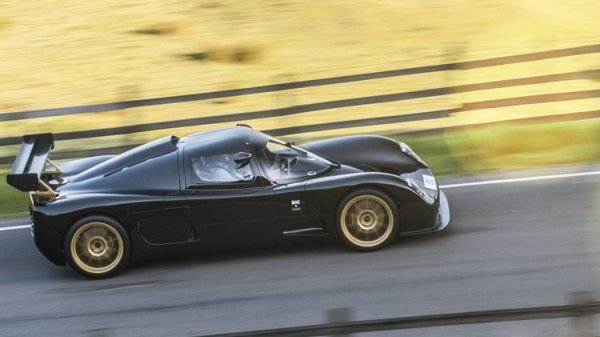 Марката Ultima е известна благодарение състезателните си автомобили, които се представят невероятно на всяка писта, но моделът Evolution има друга цел. Най-модерната Ultima е парче стъклена пластмаса с мощност 1020 к.с. Колосалният 6,8-литров LS V8 с компресор позволява на тежащата само 950 кг кола да вдигне 60 мили в час от място за 2,3 секунди. Съотношението мощност-тегло е 1:1 и съответно изминаването на 1/4-миля става за 9,2 секунди. И всичко това струва по-малко от 150 000 долара.