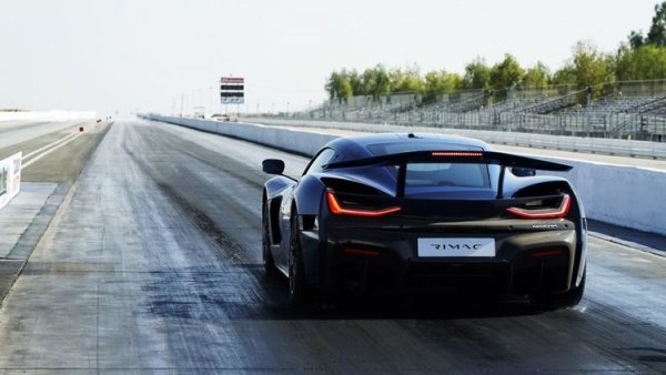 Това е най-бързия сериен автомобил, който достига 60 мили в час и най -бързият на 1/4-миля. Rimac Nevera е истинският връх в автомобилното инженерство. Хърватският електромобил се задвижва от 4 електродвигателя, които развиващ общо 1914 к.с. Ускорението от 0 до 97 км/ч става за 1,97 секунди, а 1/4-миля се взима за 8,582 секунди. И всичко това идва на цена от 2 млн. евро, срещу които този електромобил наистина масажира мозъка ви само като стъпите върху педала.