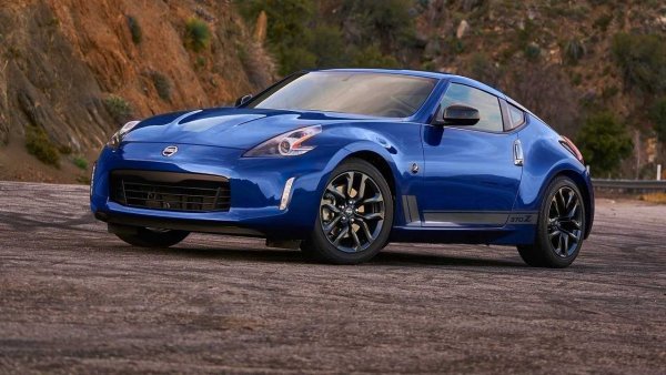 Завършваме, както и започнахме - с "японец", който вече е ветеран сред спортните автомобили. Произвежда се повече от 10 години и през това време не е променил добрата стара схема със задно задвижване, 3,7-литров атмосферен V6 двигател и 6-степенна "ръчка" (предлага се алтернатива и с автоматична трансмисия). Nissan 370Z Coupe практически не се е променил много след дебюта на си на световния пазар през 2009 година. Рестайлингът през 2017 година беше чисто символичен.