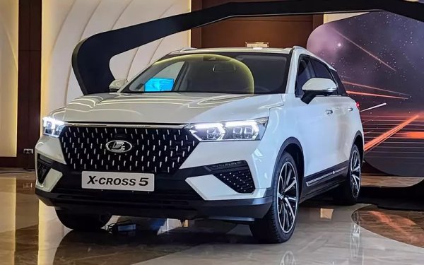 Bestune T77 дори не е особено нов модел - неговата премиера бе през 2017, а пазарният дебют - през 2018. В Русия той ще се сглобява в бившия завод на Nissan в Санкт Петербург, който АвтоВАЗ откупи за 1 евро. Става дума обаче за проста сглобка от готови комплекти, без никакво местно производство на компоненти - горе-долу това, което за кратко се правеше в завода на Great Wall в Баховица край Ловеч. Амбициите на АвтоВАЗ са постепенно да развие и местно производство, но това ще зависи и от пазарния успех на модела.