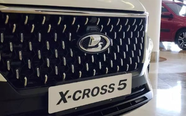 Името X-Cross ще се използва не само за този кросоувър, и но за другите SUV модели, които евентуално ще се правят в Петербург. То не е съвсем ново за АвтоВАЗ - досега добавка Cross имаше в имената на подсилените версии на Vesta, Xray и Largus. В Петербург се планира и производството на седани, също с китайски произход, но те ще се казват другояче. 