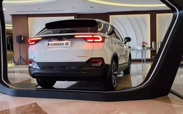 Петицата в името се отнася до размера на модела. По-нататък към гамата може да се добави и по-голям модел, който ще бъде X-Cross 6 или 7. Вече готовият X-Xross 5 е типичен представител на C-SUV сегмента, с дължина 4.50 метра - с около педя по-малък от Nissan X‑Trail, който се произвеждаше в завода в Петербург до миналата зима. Въпреки сериозните габарити обаче, китайската "Лада" има твърде скромен багажник - едва 375 литра, малко по-малко от VW Golf. 