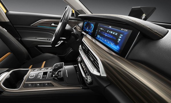 В интериора доминират два огромни дисплея, както може да се очаква от един китайски модел. Но все пак има и достатъчно на брой физически бутони, така че на клиентите да не им се налага да управляват климатика от сензорния екран. 
X-Cross 5 ще има електронна стабилизация и 6 въздушни възглавници (припомняме, че заради недостиг на компоненти тези неща липсват в днешната Лада Гранта), система за аварийно спиране и круиз контрол. 
На снимката е интериорът на върховата версия на Bestune T77. Още не е ясно дали тя ще се предлага от Лада. 