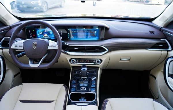 Цените на X-Cross 5 още не са обявени - това ще стане едва при официалния старт на продажбите. Най-базовият китайски FAW Bestune T77, който се внася в Русия от Казахстан, струва около 2.1 милиона рубли - 23,300 евро. По информация на изданието "За Рульом" най-евтината версия на Лада ще е малко под 2 милиона рубли (22,230 eвро), за да се вмести под горната граница на субсидията, която държавата отпуска на ведомствата си за покупка на автомобили. Това е горе-долу руската цена на китайския кросоувър Haval Jolion. По всяка вероятност обаче по-добре оборудваните версии на X-Cross 5 ще са по-скъпи от оригналния FAW - 2.3 милиона рубли и повече. 
