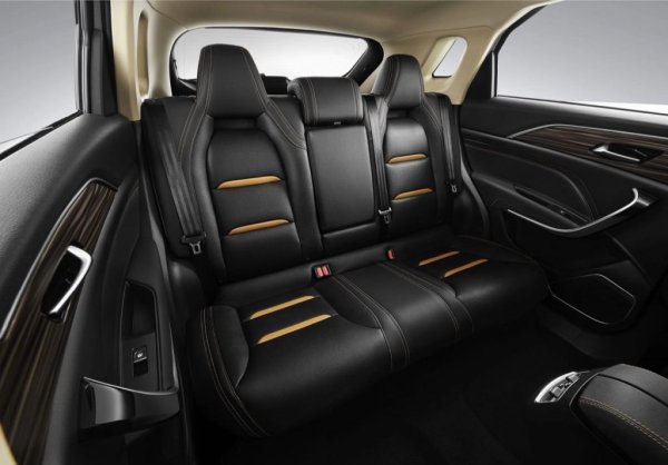 За цялата минала година от оригиналния Bestune T77 в Русия са продадени едва няколкостотин бройки. АвтоВАЗ очаква поне 10,000 продажби за X-Cross 5, разчитайки както на несравнимо по-високата популярност на марката "Лада", така и на обширната дилърска и сервизна мрежа - нещо, с което FAW не разполага в Русия. 