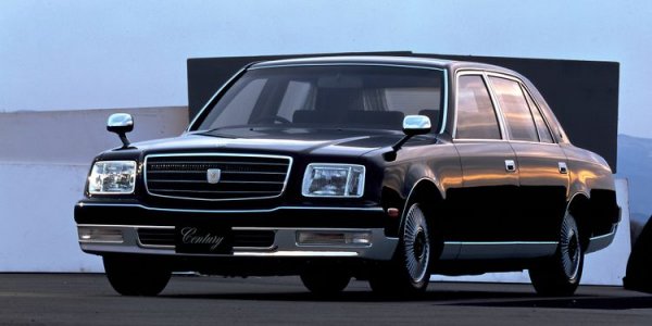 През последните години Toyota Century получи голям брой фенове, но някак си този модел остава подценен, което е много жалко. Това е фантастична лимузина, продавана само в Япония, което вероятно е грешка, защото тя би имала успех и на други пазари. Второто поколение е единствената японска кола с V12 двигател, а в салона има дори телевизор и вграден магнетофон. 