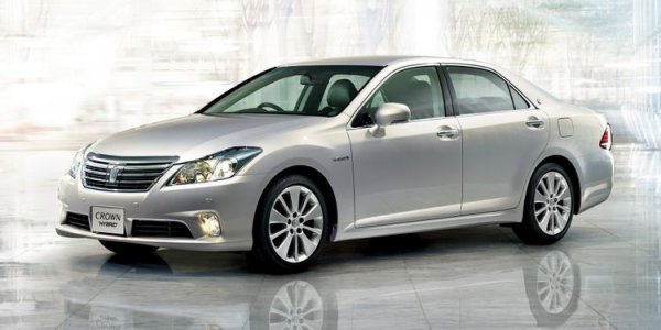 За японския купувач, който иска нещо по-малко и по-просто от Century, Toyota предлага Crown. Технически това е Lexus GS, като се продава и в други райони на Азия. Исторически погледнато Crown е първият модел на Toyota, изнесен в САЩ, като последното му поколение предлага невероятни технологии и лукс от най-висок клас.