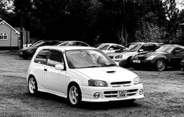 Обикновено колите на Toyota не се правят, за да се акцентира на забавлението, но през годините компанията е доказала, че може да прави и такива коли. Преди страхотния GR Yaris и гореспоменатата Corolla T-Sport компанията предлагаше друг забележителен хот-хеч - Starlet Glanza. Той получи пренастроено шаси и външни подобрения, с които да се отличава от стандартната Glanza, както и 4-цилиндров турбомотор със 140 к.с. Тази джобна ракета се изстрелва от 0 до 100 км/ч за 8 секунди.