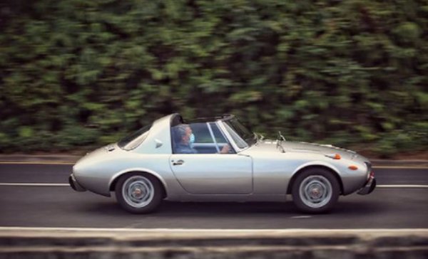 Модели като Supra, Celica, AE86 и така нататък са добре известни по света, но всички те дължат съществуването си на този малък автомобил. Произвеждан от от 1965 до 1969 година, малкият Sports 800 е първата спортна кола, правена някога от Toyota. Както личи от името, тя се задвижва от двигател с обем 800 куб. см (по-точно 790), който развива 44 к.с. Това не е много, но пък заради ниското си тегло, Sport 800 е един от най-добрите автомобили за шофиране за своето време.